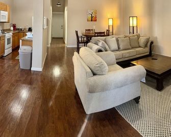 1st Class Rentals Munson Manor V located just a 1/2 mile from All Star Village - Oneonta - Huiskamer