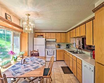 Cozy Montana Lake View Getaway - Fish and Hike! - Kalispell - Cocina