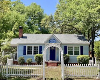 Blue Door Cottage: Downtown charm & convenience, dog-friendly large fenced yard - Aiken - Budova