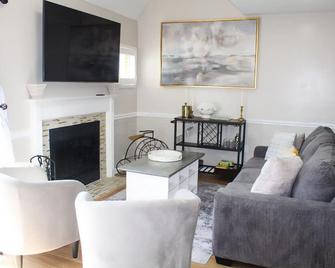 Cozy French Style Villa- 3 Bed-Casino-Pools-Jacuzzi - Norwich - Living room