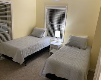 Beach, State Park, unparalleled location. 5 miles from Boyne and Nubs Skiing - Petoskey - Bedroom