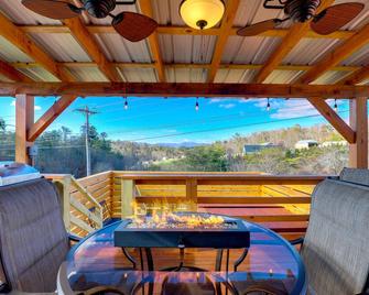 Studio with Loft, Hot Tub and Views in Marshall! - Marshall - Balcón