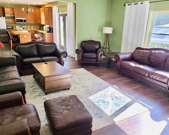 Big And Spacious 5-Bedroom With Outdoor Pool in Kunkletown near Blue Mountain - Kunkletown - Living room