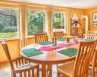 The Dragonfly Cabin - Grayland - Comedor