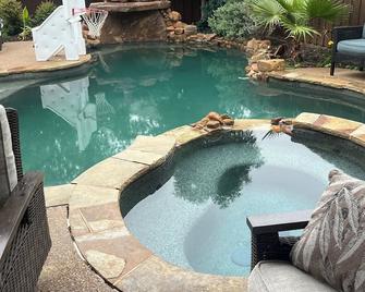 Great neighborhood house with two bedrooms upstairs available to rent - Frisco - Piscina