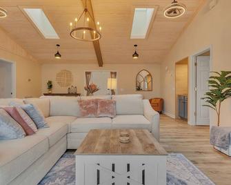 SoLuna Cottage- Private Stay in Lakeside Community - Loudon - Wohnzimmer