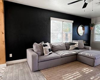 Modern DT Historic Getaway with Cowboy Pool - Mesa - Living room