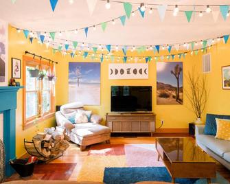 Blue Dream in Yellow Springs: hot tub, sauna, fireplace. Near downtown. - Yellow Springs - Living room