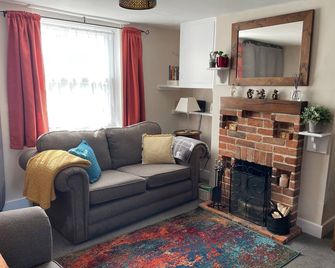 Wayside Cottage Vacation Home - Clacton-on-Sea - Living room