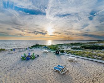 Oceanfront escape with full kitchen, bay-view balcony, AC & firepit - North Truro - Playa