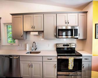 Urban Nest Guest House - Charlotte - Cocina