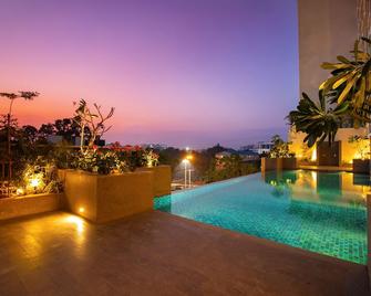 Lemon Tree Premier City Center Pune - Pune - Uima-allas