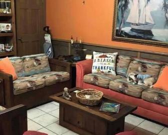 Fishing paradise! - Hartsville - Living room