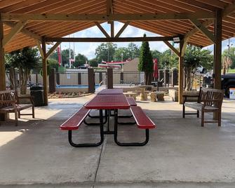 Red Roof PLUS+ Birmingham East - Irondale/Airport - Irondale - Patio