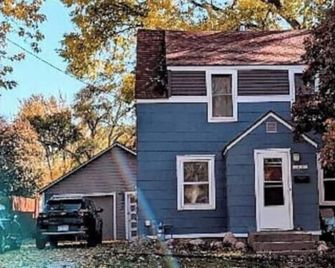 Cottage cozy 3bdrm, 1.5 baths in soothing Faribault nestled on the East side. - Faribault - Gebäude