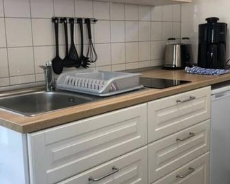 Freistehendes kleines Ferienhausaus mit Whirlpool im Außenbereich und einem Paddelboot umgeben von Wäldern und Wiesen - Schwielochsee - Cocina