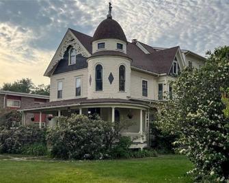 1878 Victorian Charmer - Endicott - Building