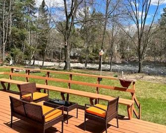 The Chanting River Nest. Snowmobile/ATV trail across St. Pet-Friendly! - Bancroft - Patio