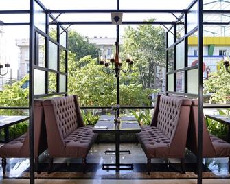 Aria Centra Surabaya - סוראבאיה - פטיו