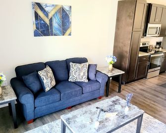 Traveler's Retreat- King Suite w/ Patio (224) - San Luis - Sala de estar