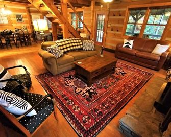 Log Cabin With Stream On 2 Acres 20 Min To Downtown Asheville With 1 Gig Fiber - Weaverville - Living room