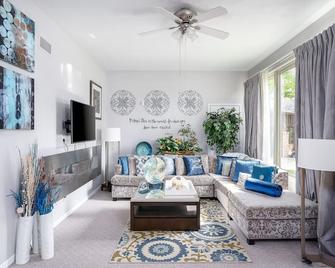 Scenic 1 Bedroom - East Moline - Living room