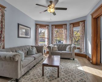 Harvard Home Away from Home , 4Bd/2Ba, Save 10% Weekly, 20% monthly. - Buffalo - Salon