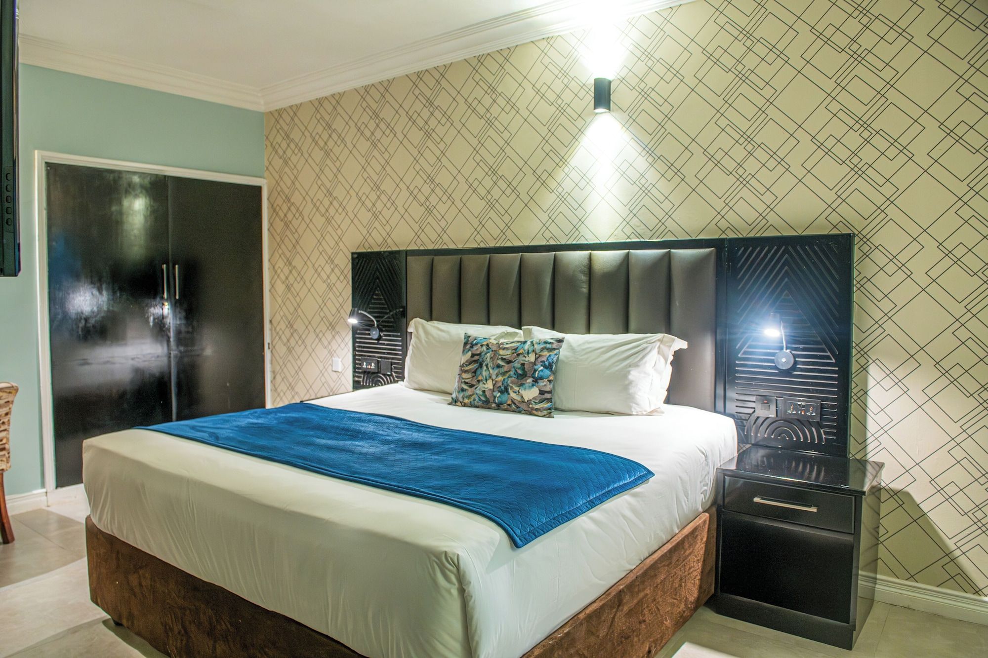 New Ambassador Hotel thumbnail 3