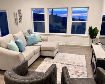 Brand New 5-Bedroom Lake Michigan Home + Hot Tub! - Ludington - Living room