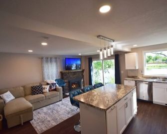 Silver Lake Oasis - Rochester - Living room