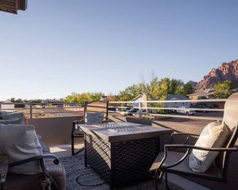 So Zion Painted Desert-4Bed, 3Bath, Hot Tub, Deck - Hildale - Balcón