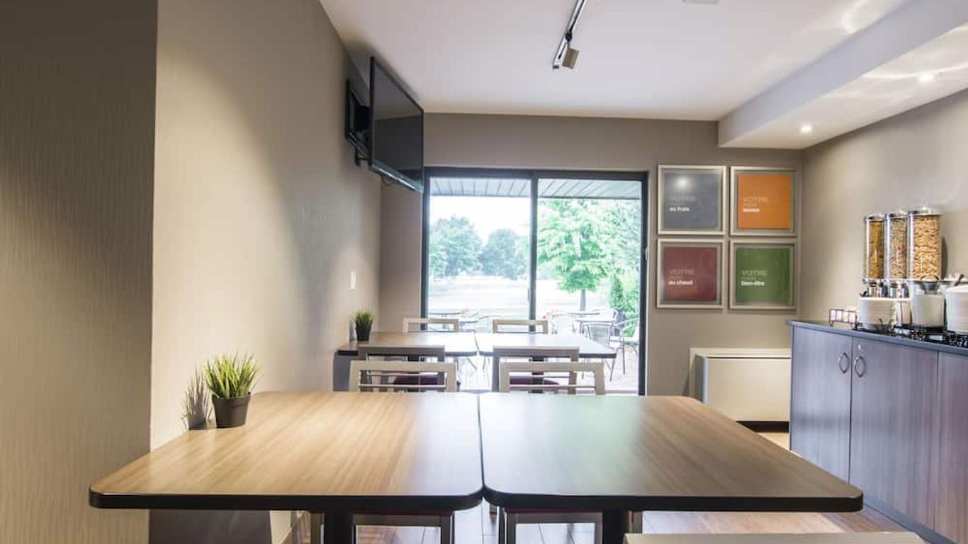 كمفرت إن أيربورت إيست - اونسيين لوريت