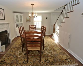 Circa 1810 Home - Downtown New Bern Historic District - 2 BRs with King Beds - New Bern - Essbereich