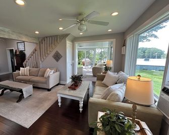 Boat Watchers Paradise-Amazing Views on the Muskegon Channel-A Private Haven! - Muskegon - Wohnzimmer