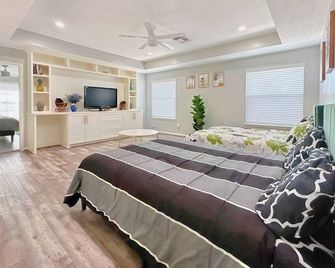 5-Star Luxury: 4King/2Full Beds, Pool & Chic Patio - Jersey Village - Bedroom