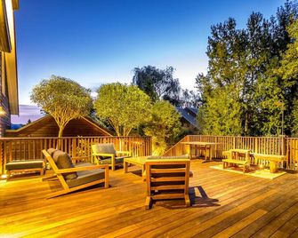 Spacoius accommodation. Central village location, 400m from the pools. - Hanmer Springs - Terasa