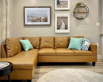 Cozy Cottage Suite in Port Stanley. 5 Minute Walk From Little Beach! - Port Stanley - Sala de estar