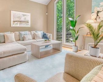 7BR Jamestown Oasis with Hot Tub and Games - Jamestown - Sala de estar