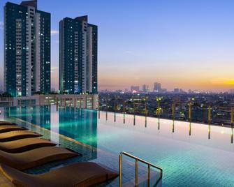 Holiday Inn & Suites Jakarta Gajah Mada By IHG - ג'קרטה - בריכה