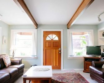 Charming Cottage, Walk to Shops, Dining & Public Beach, Pastoral Acre Location - Eastsound - Living room
