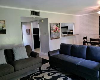 Spacious 2 Bedroom Condo Near Golf Country Club - Brownsville - Sala de estar