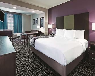 Comfort Inn & Suites - Claremore - Bedroom