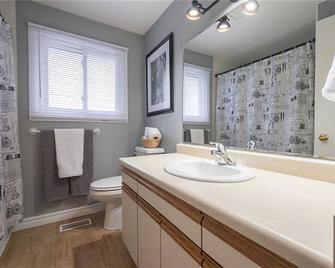 La Chic - Stylish Bedroom With Free Parking And Wifi - Guelph - Bathroom