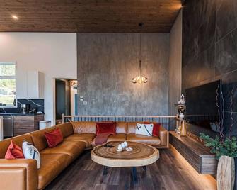 Mountain Retreat w/ Sauna, Hot Tub & Scenic Escape - La Conception - Sala de estar