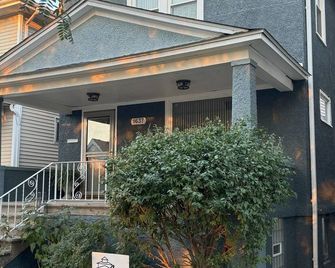 Charming 3-BR home on a cobblestone street near the Lake Michigan lakefront. - Whiting - Building