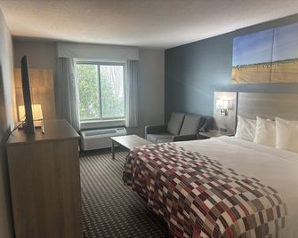 Red Roof Inn & Suites Tomah - Tomah - Bedroom