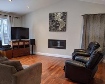 Beautiful Home in Quiet Neighborhood - Close to everything! - Cornwall - Huiskamer