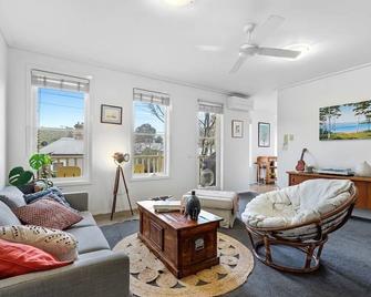 Simply Kensington by Ready Set Stay - Melbourne - Living room
