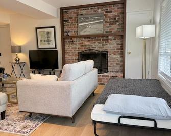 Delightful studio with WiFi in charming Edmonds - Edmonds - Living room