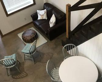 Wake up with wild flowers and wildlife - Glen Rose - Living room